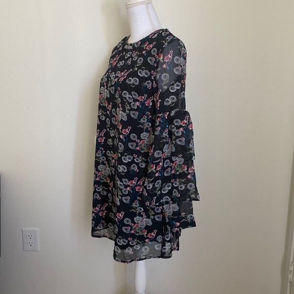 🏷 LULUS Floral print dress - Picture 3 of 10